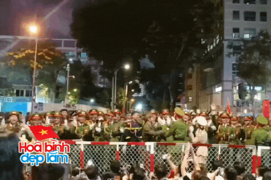 33 giây ghi lại khoảnh khắc hiếm có giữa lòng TP.HCM đúng vào tối ngày 22/4