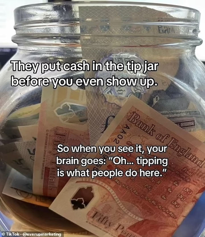 Lọ tiền boa đầy một nửa được trưng bày sẽ gây áp lực buộc những khách hàng khác phải boa tiền.