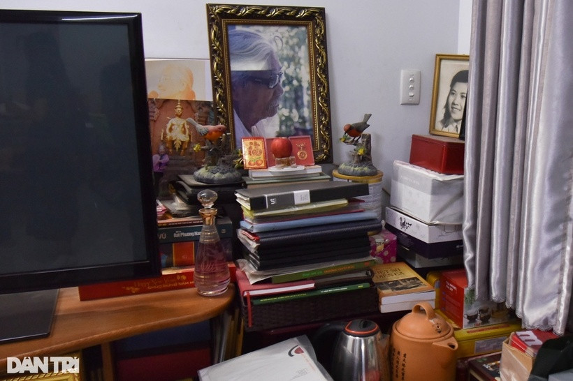 Bà vẫn giữ đầy đủ những kỷ vật của chồng như chiếc đàn guitar, cuốn sổ nhạc... Trong phòng, bà để bức ảnh của chồng ở góc riêng. Mỗi khi đi đâu, làm gì bà đều thì thầm bên ảnh chồng, mong ông cầu nguyện cho bà bình an, khỏe mạnh.