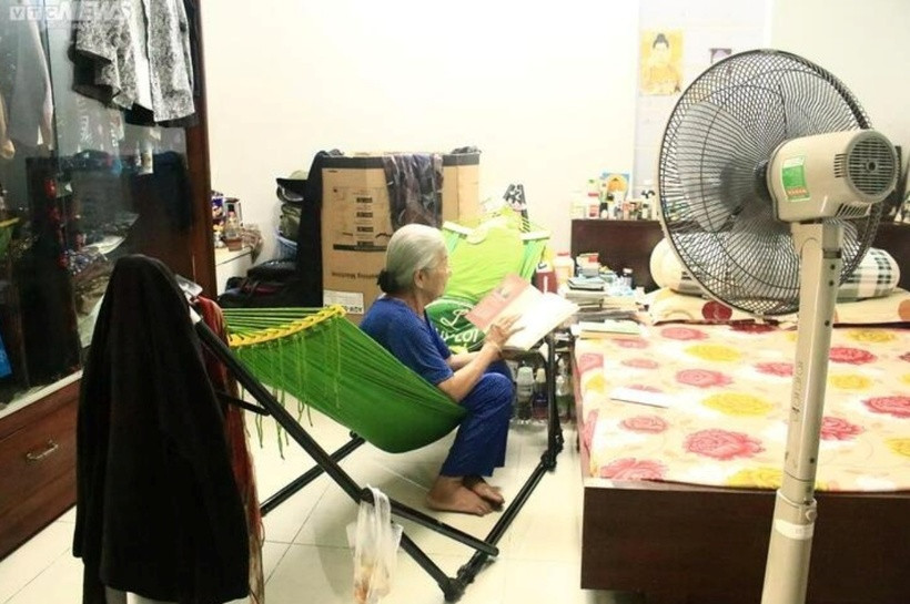 Căn phòng rộng 30m2 là nơi bà lưu giữ những hoài niệm của mình, từ những năm còn tham gia kháng chiến cho đến khoảng thời gian tịnh dưỡng tuổi già bên chồng. Từ ngày nhạc sĩ Phan Nhân qua đời, bà ở một mình trong căn phòng này.