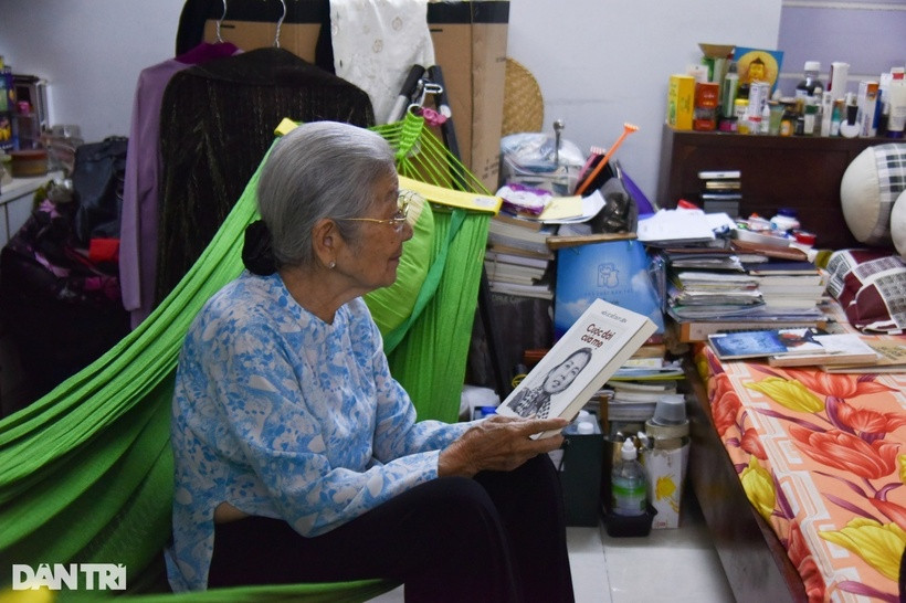 Bà và chồng - cố nhạc sĩ Phan Nhân - có 2 người con, 1 trai và 1 gái. Con trai của bà là họa sĩ Hồng Quân, còn con gái làm việc trong ngành hàng hải (nay đã đến tuổi về hưu). Hiện, bà sống cùng gia đình của con gái trong ngôi nhà này.