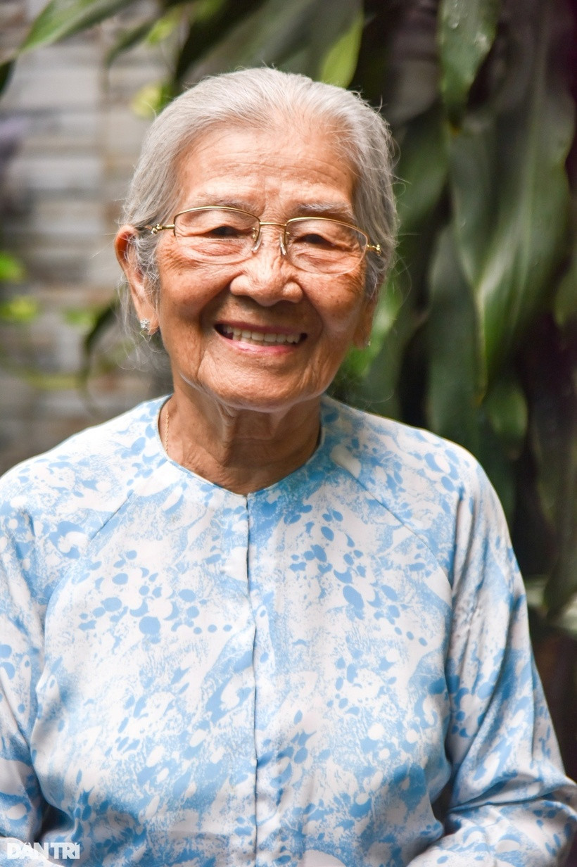 NSƯT Phi Điểu sinh năm 1933, được khán giả yêu mến khi đảm nhận những vai người bà, người mẹ hiền lành, lam lũ trên màn ảnh qua các phim Thụy khúc, Lẵng hoa tình yêu, Bên đường lá đỏ... Đến nay, dù đã ngoài 90 tuổi nhưng bà vẫn kiên trì với nghiệp diễn, sống trọn cho nghệ thuật.