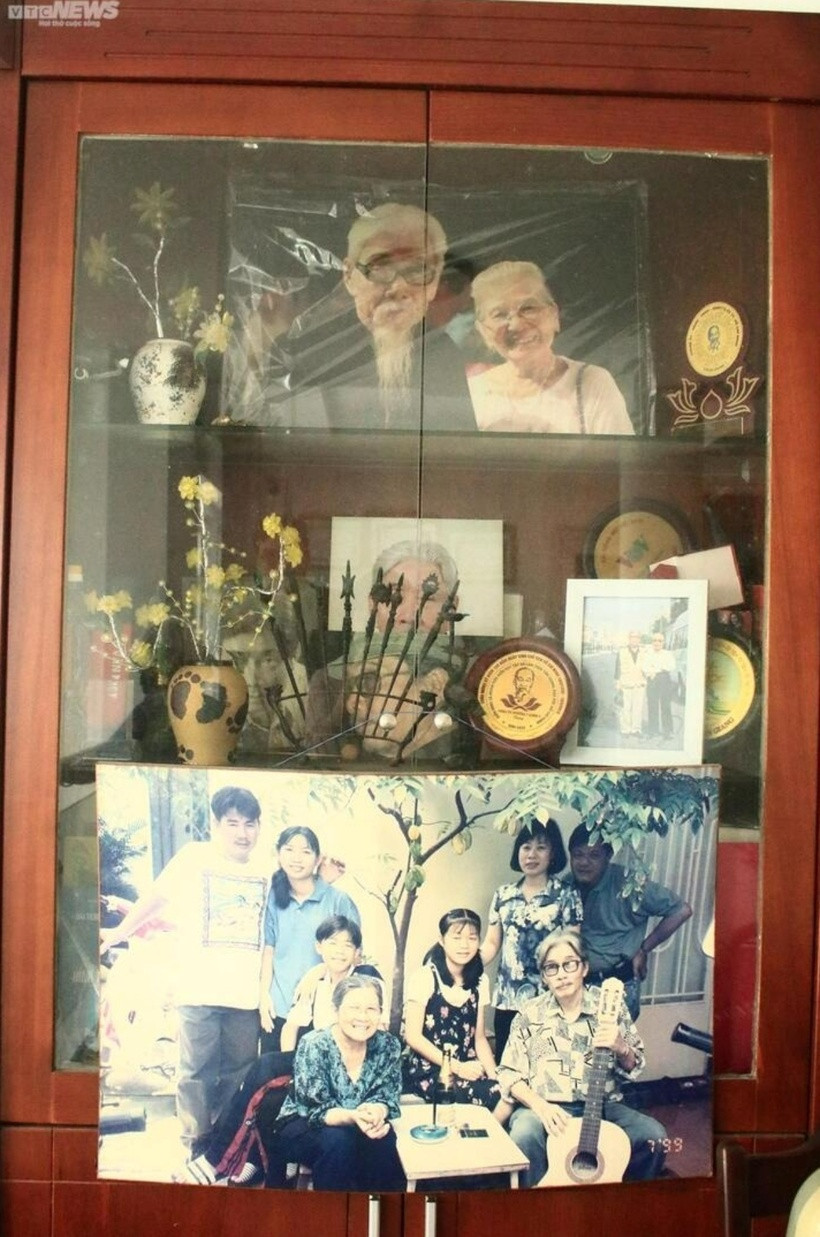 NSƯT Phi Điểu rất quý những bức ảnh kỷ niệm của gia đình. Đây là tấm ảnh cuối cùng bà và ông xã chụp cùng nhau khi dự chương trình của một người bạn, tấm ảnh mà bà trân trọng nhất.