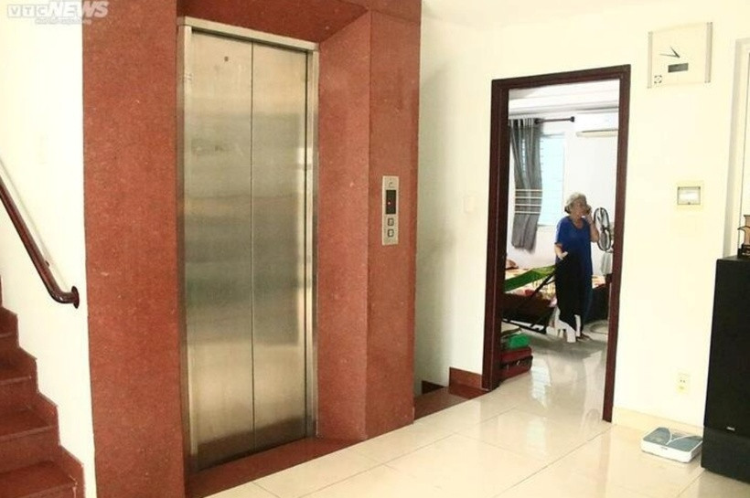 Do bà tuổi đã cao nên căn nhà được bố trí thang máy để bà thuận tiện lên xuống các phòng. Được biết, bà ở căn phòng nhỏ trên tầng 2.
