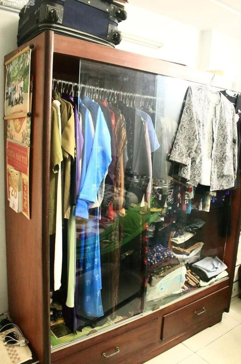 Tủ đựng trang phục biểu diễn trong toàn bộ sự nghiệp của NSƯT Phi Điểu. Bà cho hay mỗi lần đi diễn, hầu như bà vẫn tự chuẩn bị trang phục để phù hợp với vai mình đóng.