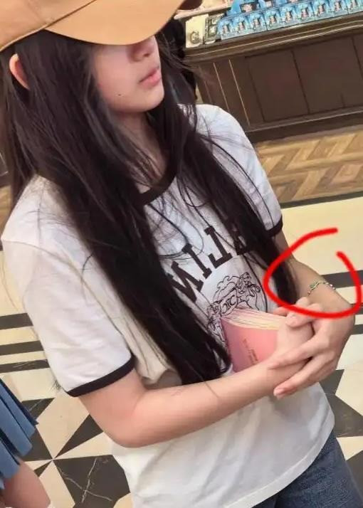 Con gái Từ Hy Viên lộ mặt ngoại hình giống hệt mẹ