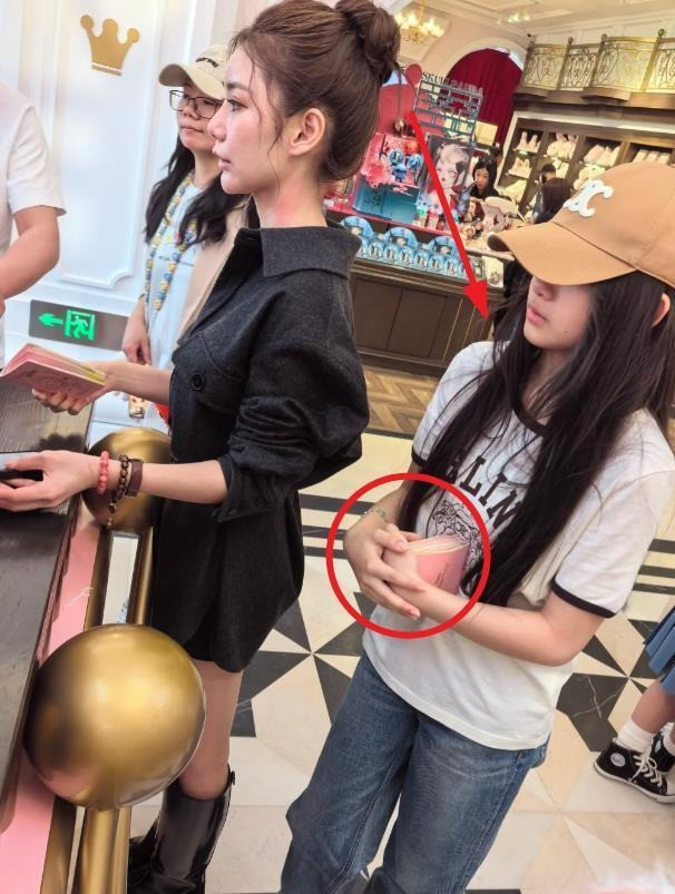 Con gái Từ Hy Viên lộ mặt ngoại hình giống hệt mẹ