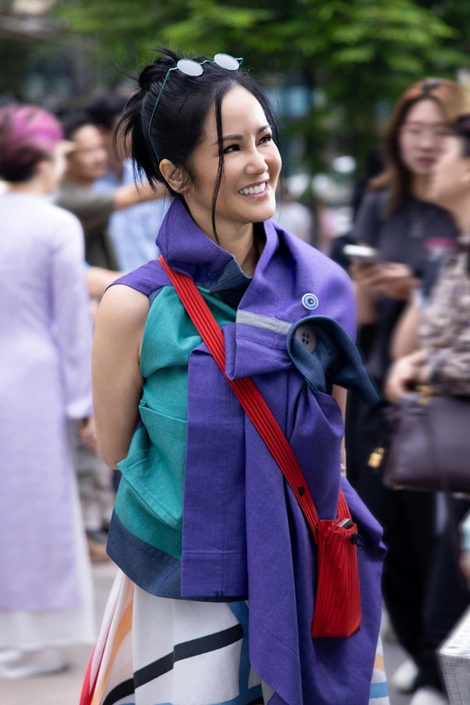 Hồng Nhung tham dự sự kiện triển lãm ở Hà Nội vào chiều 22/4.