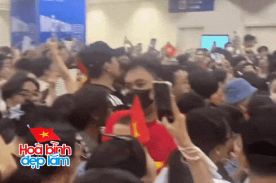 Ga Metro đông nghẹt người bỗng hoá dàn đồng ca siêu khủng, ai nghe cũng gật gù: Xứng đáng 'top 1 trending'