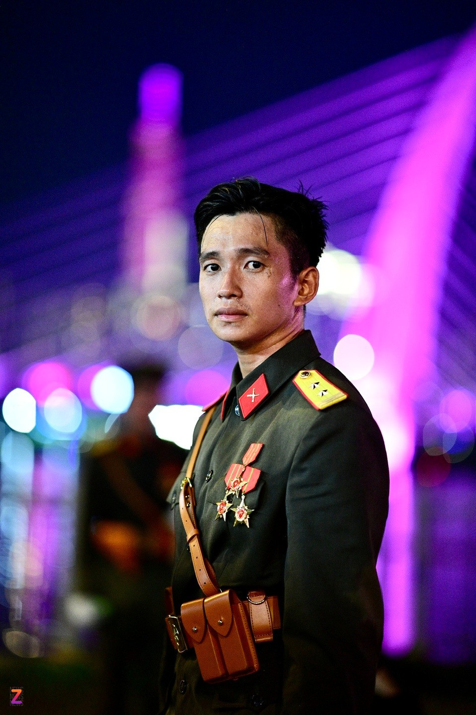 Loạt ảnh mới nhìn không chán của nam quan nhân nổi khắp MXH với clip 3 giây bước xuống ô tô