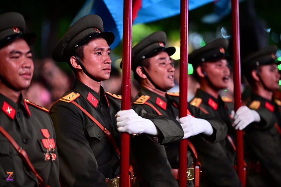 Loạt ảnh mới nhìn không chán của nam quan nhân nổi khắp MXH với clip 3 giây bước xuống ô tô