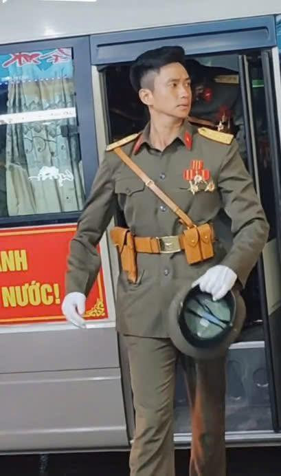 Loạt ảnh mới nhìn không chán của nam quan nhân nổi khắp MXH với clip 3 giây bước xuống ô tô