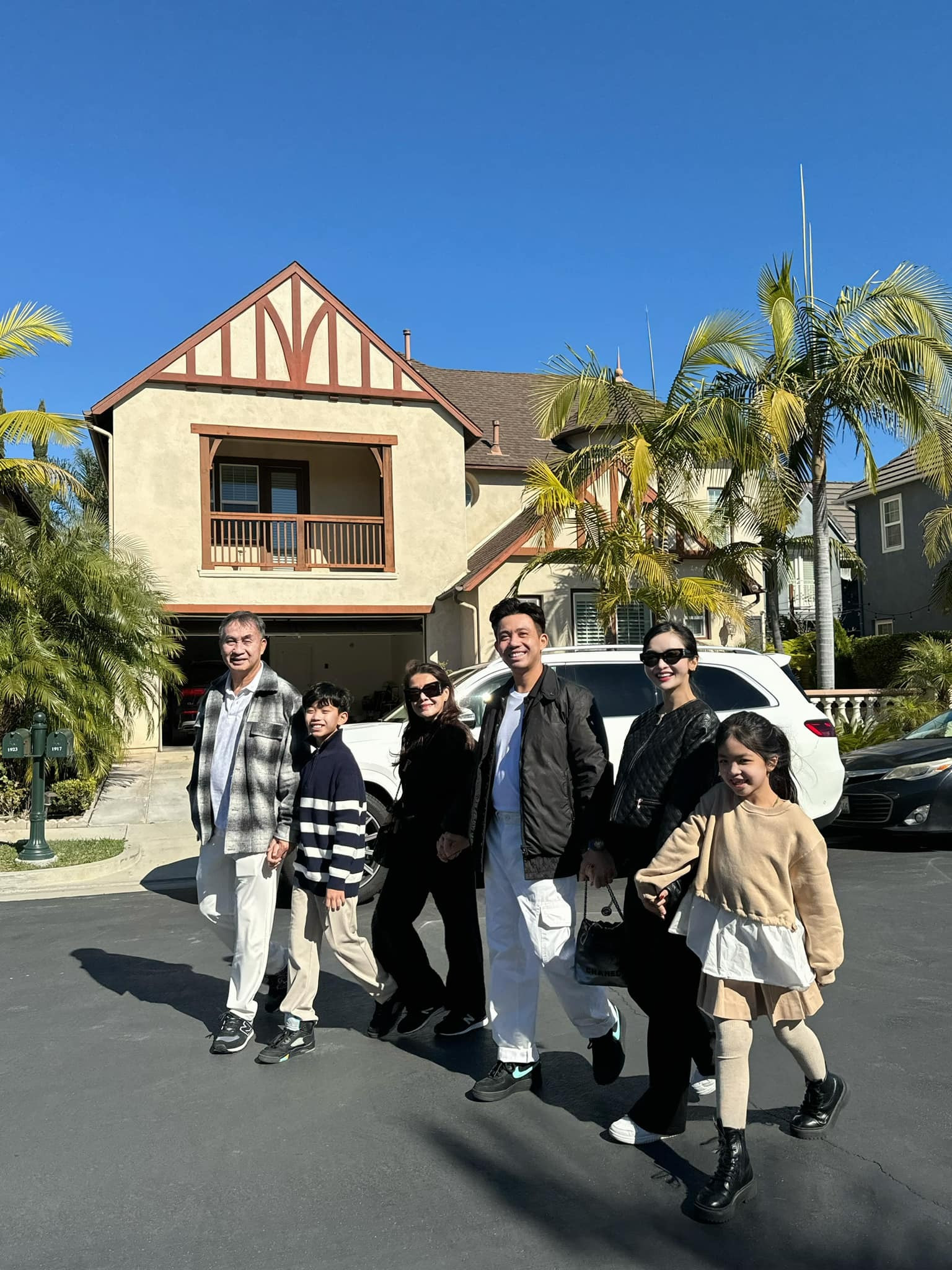 Vợ 2 đại gia Minh Nhựa trượt tay để lộ mối quan hệ thật với bố mẹ chồng tỷ phú