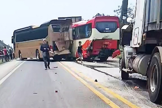 5 ô tô tông liên hoàn trên cao tốc Nội Bài - Lào Cai, tài xế mắc kẹt trong cabin