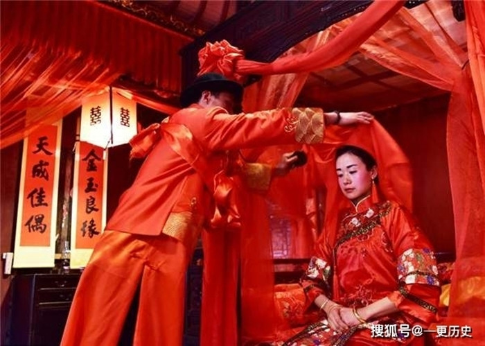 Khoảnh khắc chú rể vén khăn voan đỏ cho cô dâu vẫn là một nghi thức quan trọng không thể thiếu trong các đám cưới truyền thống Trung Quốc. (Ảnh: Sohu)