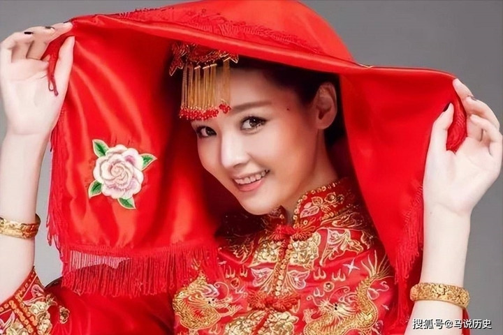 Ban đầu, khăn voan không được sử dụng trong hôn lễ mà là vật dụng để che chắn đầu khỏi gió rét, cát bụi và thời tiết khắc nghiệt. (Ảnh: Sohu)