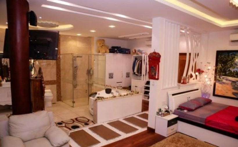 Tầng 2 được Lý Hùng sử dụng làm phòng ngủ cho riêng anh. Không gian riêng của nam tài tử rộng 100m2, được bài trí với đầy đủ các vật dụng y hệt một khách sạn hạng sang.