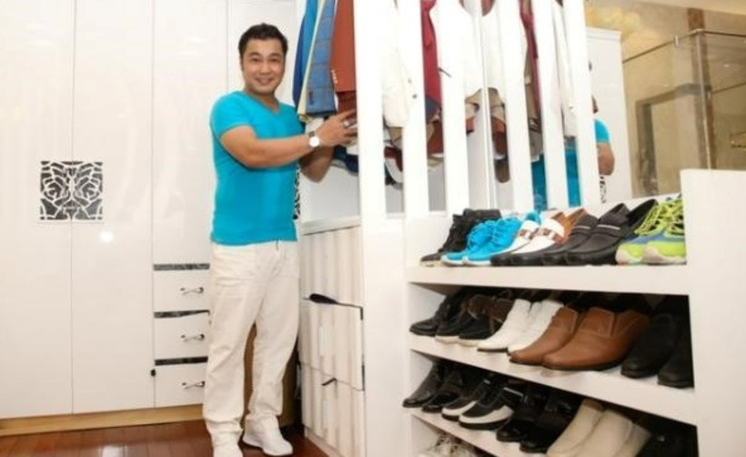 Không gian này được phân thành hai khu, gồm khu dành cho phòng tắm, tủ quần áo, khu còn lại là không gian phòng ngủ.