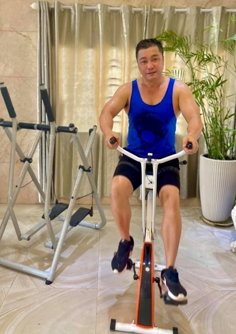 Nam diễn viên thường tập gym tại nhà.