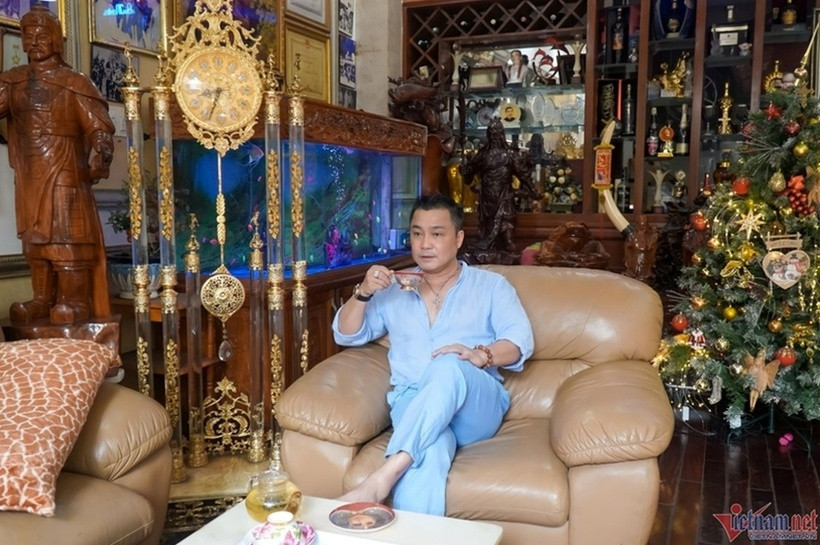 Cơ ngơi của Lý Hùng nằm tại một khu dân cư yên tĩnh, với cấu trúc 1 trệt, 2 lầu và sân thượng. Nam diễn viên từng tâm sự mục đích xây nhà mới là để bố mẹ có không gian sống thoáng mát, yên tĩnh.