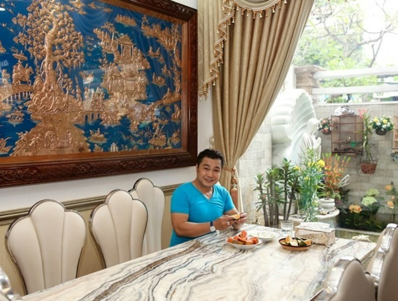 Phòng ăn được Lý Hùng thiết kế liền kề với khu vườn bên trong tổ ấm. Nổi bật giữa phòng ăn là bức phù điêu được nam diễn viên mua nhiều năm trước.