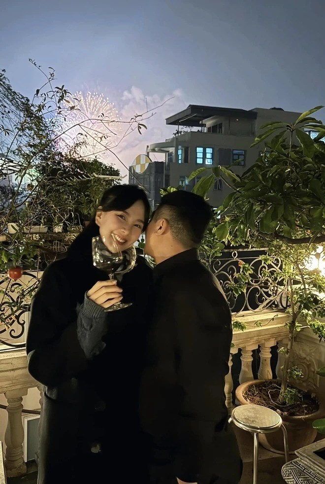 Chồng của MC Mai Ngọc hiếm hoi lộ diện ngày quý tử chào đời thái độ với vợ bầu gây xôn xao