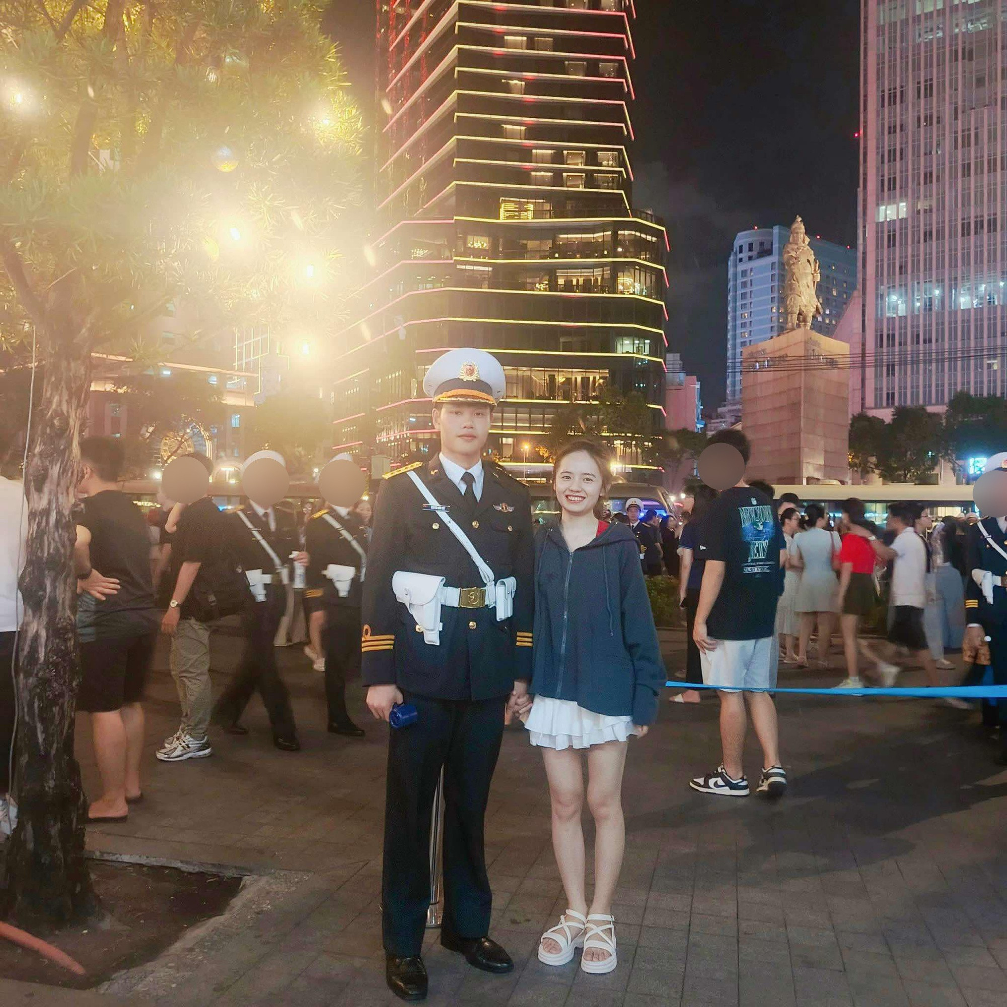 Chuyện tình của chiến sĩ khối Quân chủng Hải quân và bạn gái sau cái ôm viral MXH trong đêm hợp luyện diễu binh- Ảnh 1.