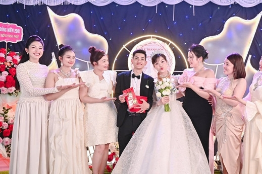 Cô dâu Thái Bình nghẹn ngào vì món quà ‘lạ’ và lời nhắn nhủ của 7 chị chồng