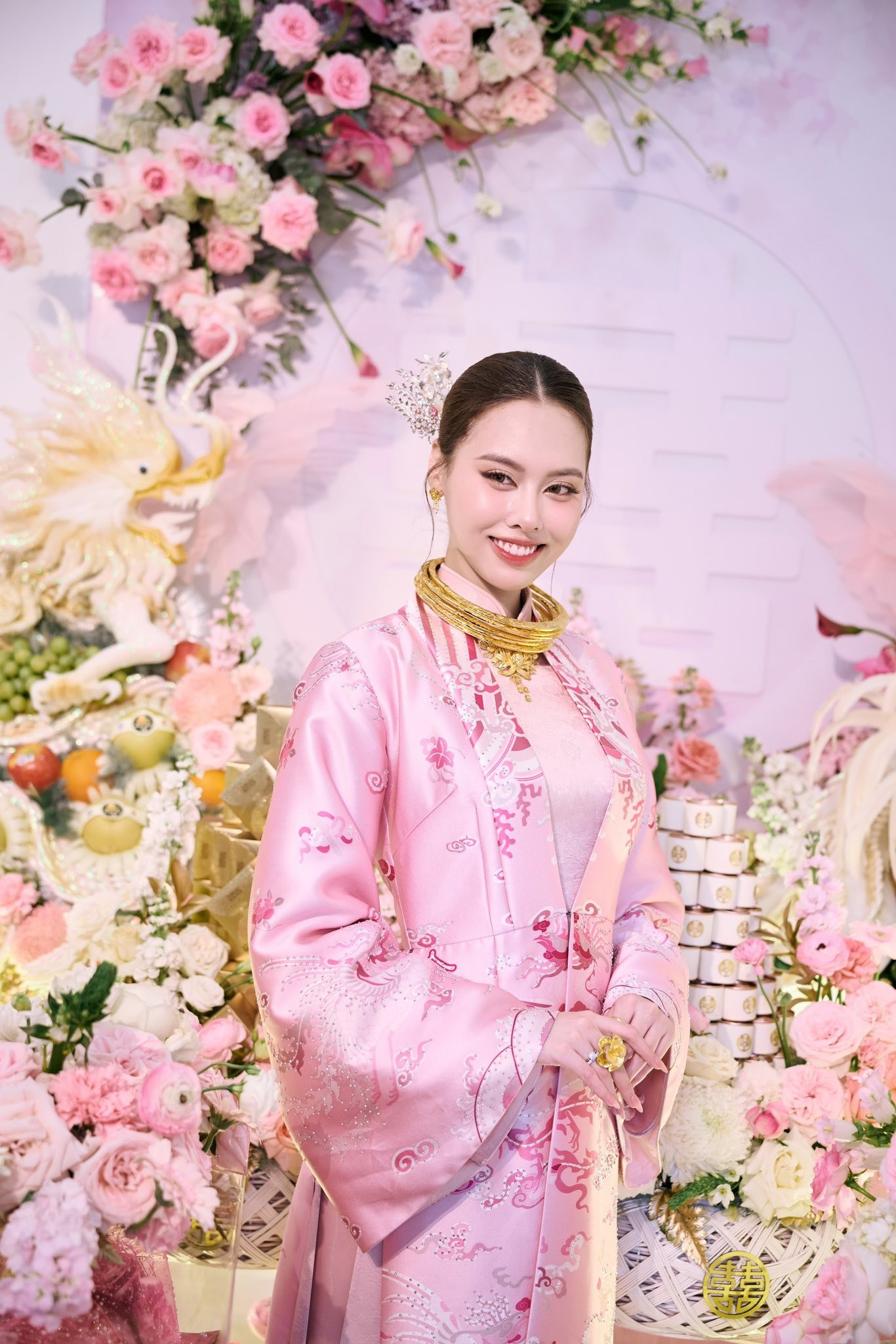 Á hậu Vbiz tổ chức ăn hỏi bí mật diện mạo chú rể lộ rõ