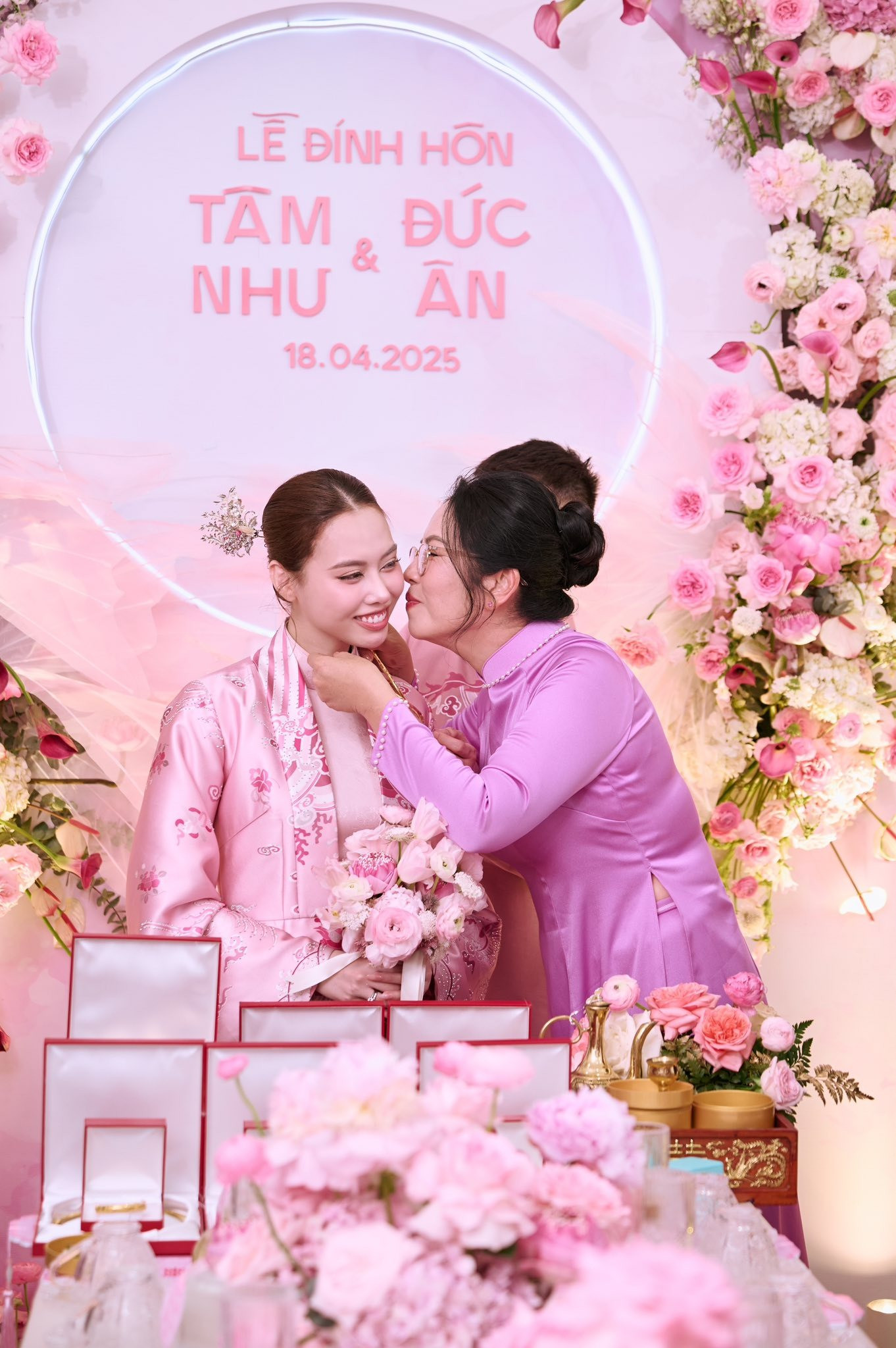 Á hậu Vbiz tổ chức ăn hỏi bí mật diện mạo chú rể lộ rõ