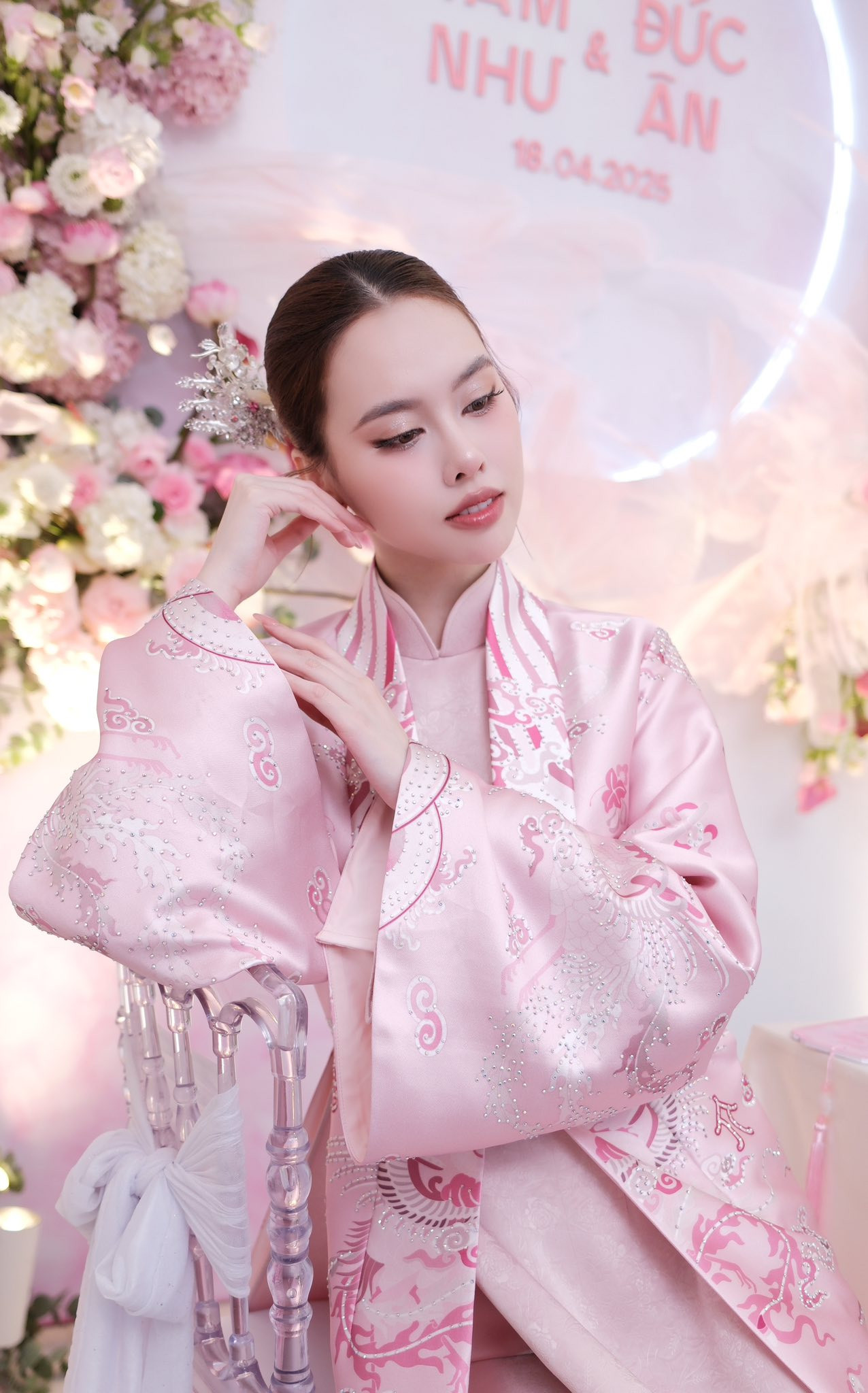 Á hậu Vbiz tổ chức ăn hỏi bí mật diện mạo chú rể lộ rõ