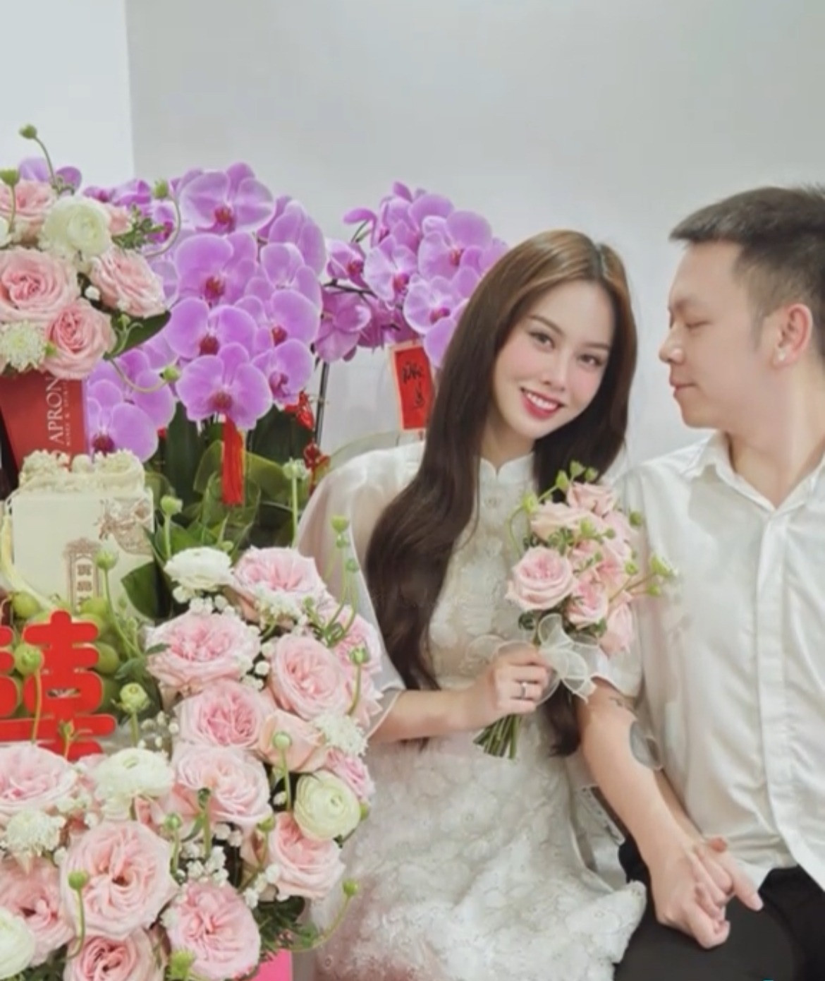 Á hậu Vbiz tổ chức ăn hỏi bí mật diện mạo chú rể lộ rõ