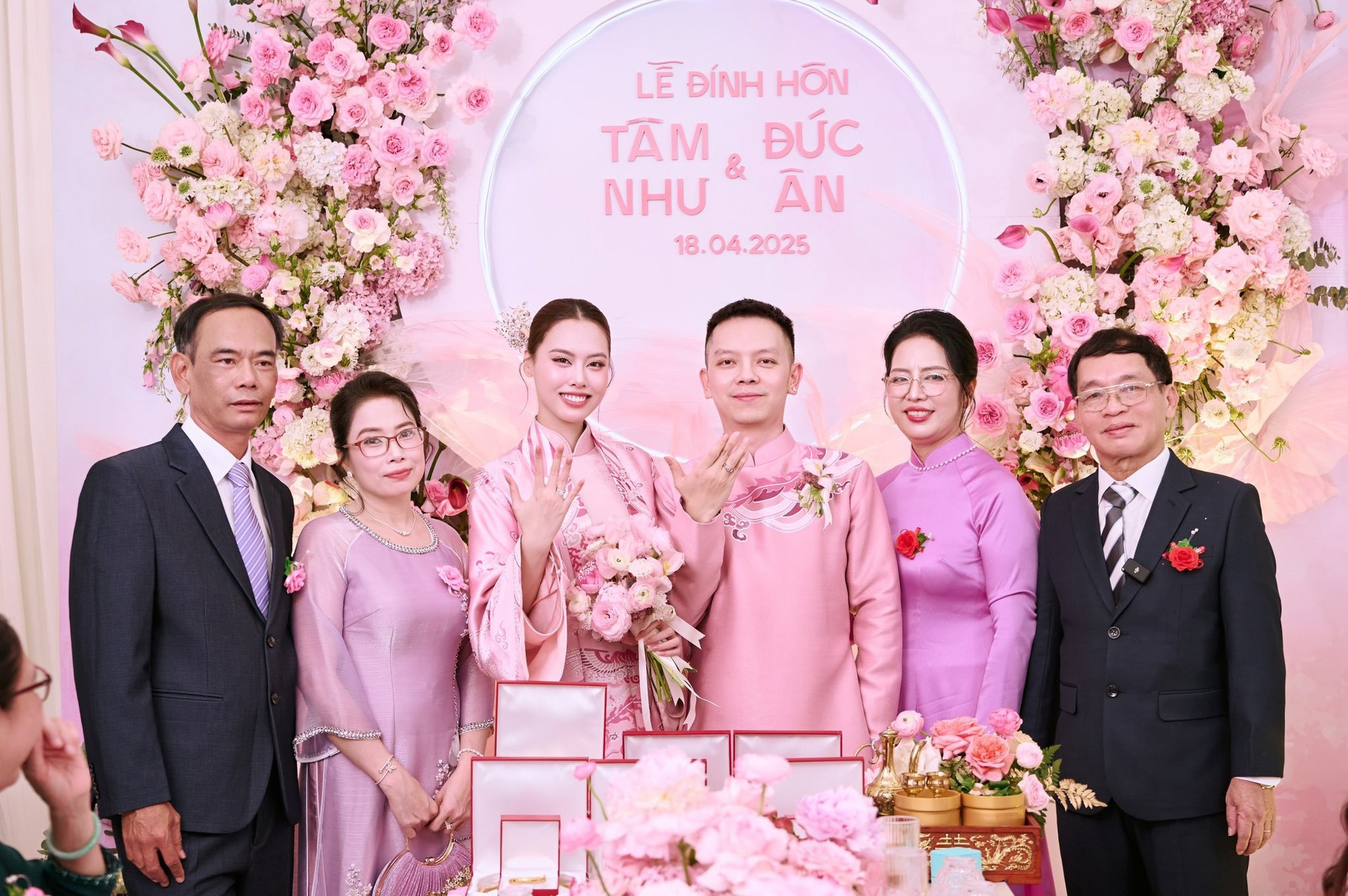 Á hậu Vbiz tổ chức ăn hỏi bí mật diện mạo chú rể lộ rõ