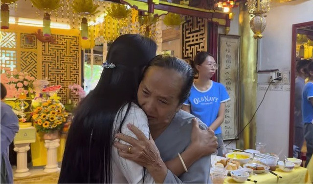 Mẹ Quý Bình ôm chặt một nữ nghệ sĩ từ Mỹ mới về bật khóc nhắc tới con trai