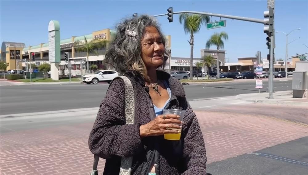 Mỹ nhân bốc lửa một thời Kim Ngân ngờ nghệch sống lang thang tại Mỹ