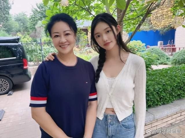 Mỹ nhân ngư tai tiếng bị đồn làm tiểu tam mang thai với đàn anh hơn 17 tuổi