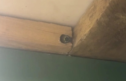 Người mẹ đơn thân sốc khi phát hiện camera quay lén trong phòng tắm