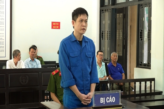 Nợ nần, mang tiền của công ty đi đánh bạc