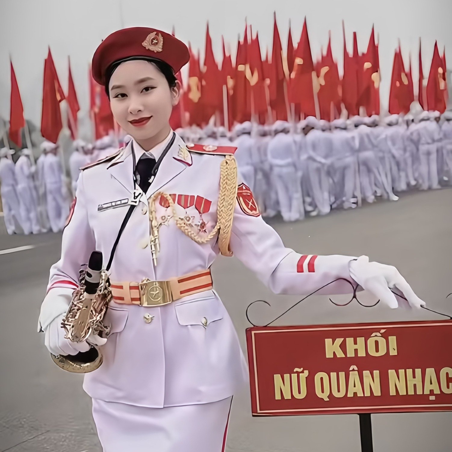 Nữ quân nhân khối quân nhạc đẹp như hoa hậu nổi rầm rộ trên MXH soi đến profile đỉnh nóc