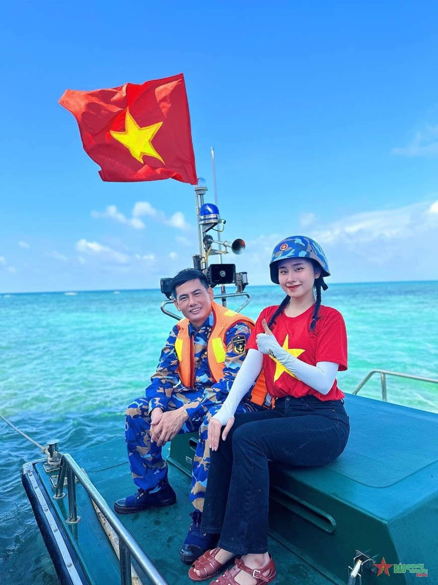 Nữ quân nhân khối quân nhạc đẹp như hoa hậu nổi rầm rộ trên MXH soi đến profile đỉnh nóc