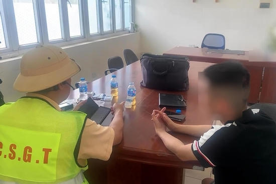 Tài xế say rượu và dương tính ma túy, dừng ô tô trên cao tốc để ngủ