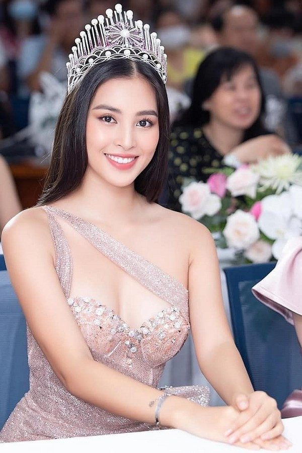 Tiểu Vy phản ứng cực khéo khi bị nói chặt nát Ý Nhi ngay sự kiện