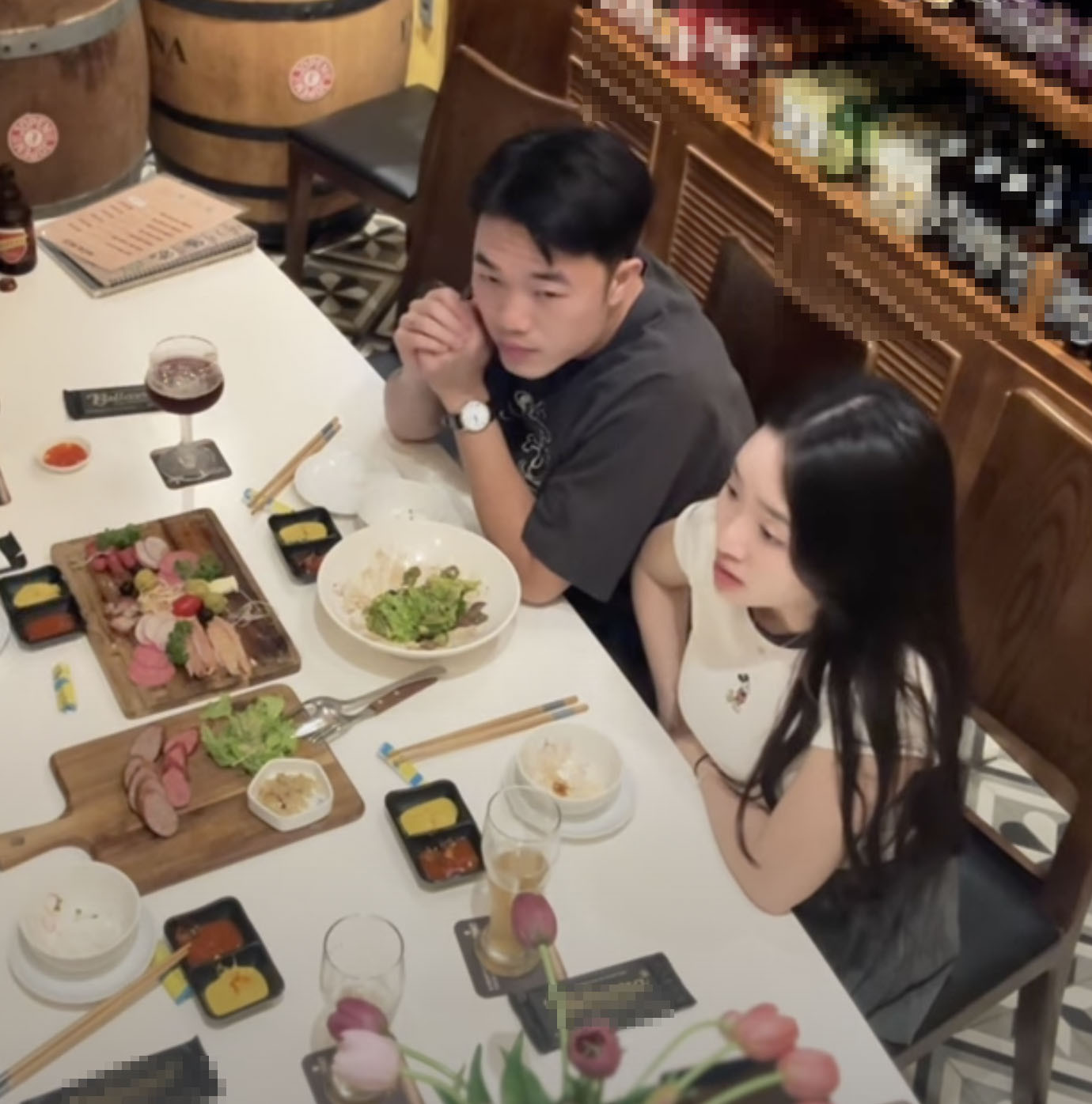 Vợ đại gia của cầu thủ Xuân Trường hiếm khi lộ diện thần thái chuẩn gái nhà giàu