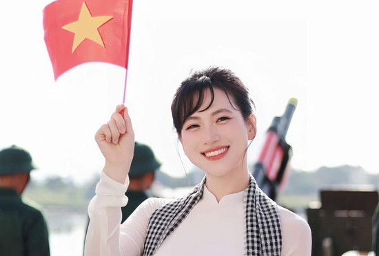 Sao Việt khoe ảnh hưởng ứng đại lễ 30/4, 1 mỹ nhân đẹp tuyệt đối át dàn Hoa hậu