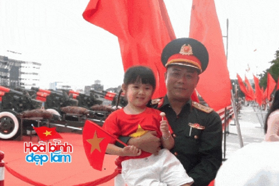 Các 'búp măng non' đua nhau nằm gọn trong vòng tay chiến sĩ: Khoảnh khắc tan chảy tại bến Bạch Đằng