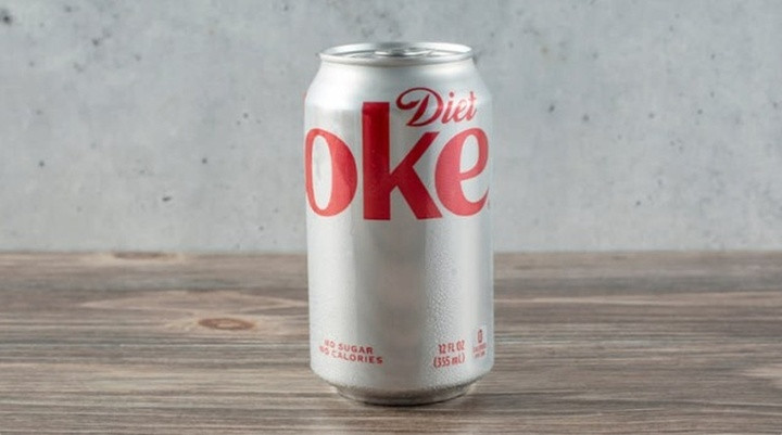Tờ New York Times đưa tin rằng Tổng thống Donald Trump uống 12 lon Diet Coke mỗi ngày. (Ảnh: Yahoo)