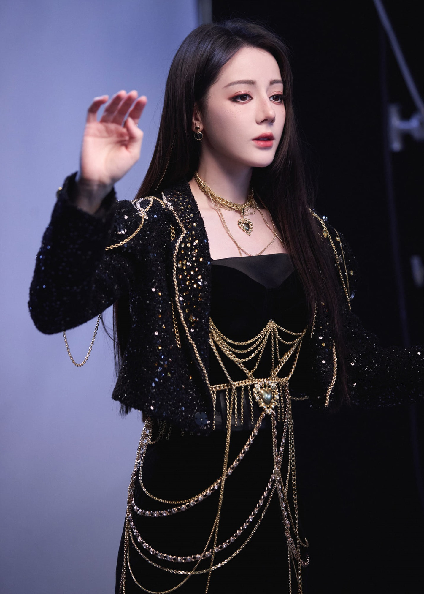 Địch Lệ Nhiệt Ba hóa đẹp kinh diễm trong show mới, nhưng bị xem vẫn là 'bình hoa di động' vì điều này - Ảnh 5