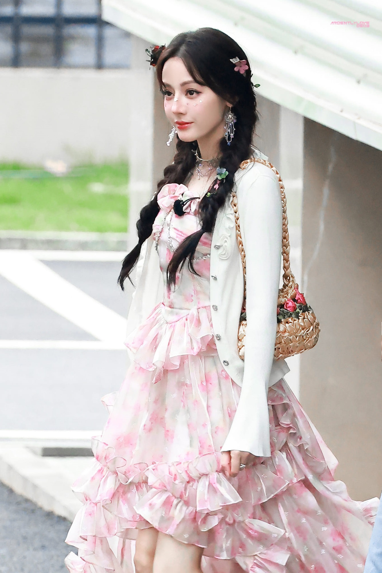 Địch Lệ Nhiệt Ba hóa đẹp kinh diễm trong show mới, nhưng bị xem vẫn là 'bình hoa di động' vì điều này - Ảnh 1