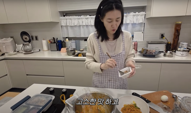 Lee Young Ae: 'Tôi hôn chồng mỗi ngày' ảnh 4