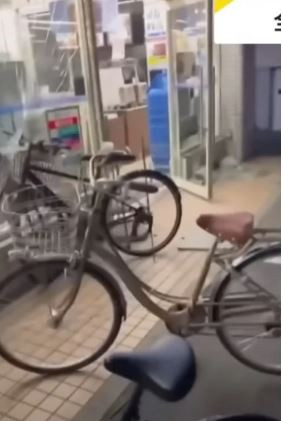 Người đàn ông không mặc quần áo đột nhập vào trung tâm luyện thi và cái kết- Ảnh 2.